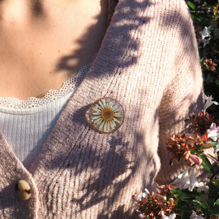 Bijou fleur clermont - broche à vêtement dorée en fleur de marguerite