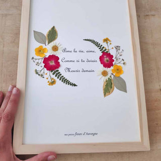 Tableau Herbier avec une poésie ou un message, entouré de fleurs rouges et jaunes et feuilles vertes d'Auvergne  - 3