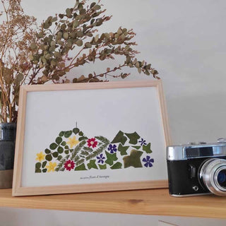 Tableau Herbier A4 Puy-de-Dôme végétal  et fleuri, dans les tons verts et quelques fleurs jaunes, rouge et bleu - cadre fleurs