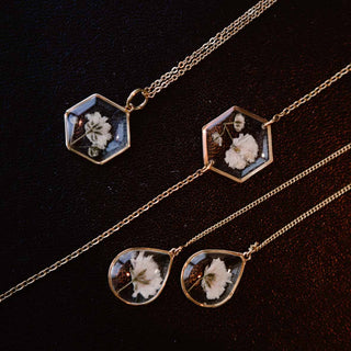 Collier hexagone en laiton doré à l'or fin avec inclusion de fleurs de gypsophile avec assortiment de 3 autres bijoux