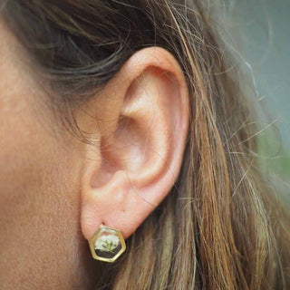 Puce hexagone en acier inoxydable doré avec inclusion de fleurs de gypsophile portée à l'oreille - bijou fleur