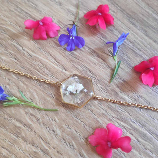 Bracelet hexagone en acier inoxydable doré avec inclusion de fleurs de gypsophile - bijou fleur
