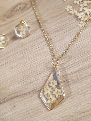 Collier losange en acier inoxydable doré avec inclusion de fleurs de sureau inclu dans de la résine - collier fleur