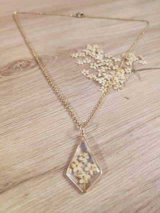 Collier losange en acier inoxydable doré avec inclusion de fleurs de sureau inclu dans de la résine transparente - bijou fleur