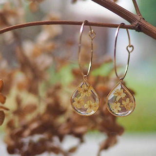 Créoles en acier inoxydable doré avec inclusion de fleurs de sureau inclu dans de la résine transparente - bijou fleur