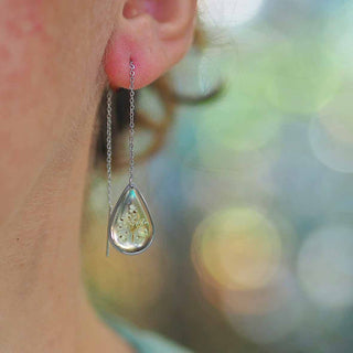 Boucles d'oreilles gouttes en acier inoxydable argenté fleur de carotte sauvage dans de la résine - bijou fleur 2