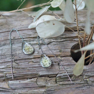Boucles d'oreilles gouttes en acier inoxydable argenté fleur de carotte sauvage dans de la résine - bijou fleur 1