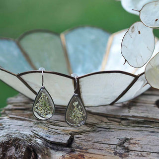 Petites gouttes en acier inoxydable avec inclusion de fleur de carotte sauvage dans de la résine transparente - bijou fleur