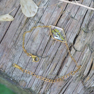 Bracelet en laiton doré à l'or fin avec inclusion de feuille de fougère verte - bijou fleur