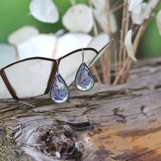 Boucles d'oreille petites gouttes en  acier inoxydable avec inclusion de fleurs de bleuet - bijou fleur
