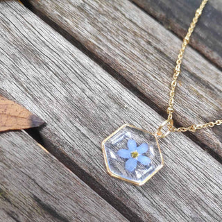 Collier hexagone doré avec inclusion de fleur de myosotis bleues - collier fleur