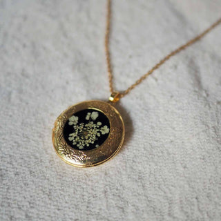 Sautoir en acier inoxydable doré avec inclusion de fleur de carotte sauvage dans de la résine noire - collier fleur