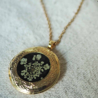 Sautoir en acier inoxydable doré avec inclusion de fleur de carotte sauvage dans de la résine noire - collier fleur