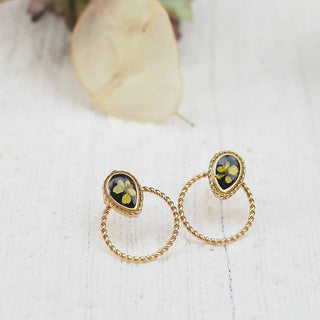 Boucles d'oreille en acier inoxydable doré avec inclusion de fleur de carotte sauvage dans de la résine noire - bijou fleur