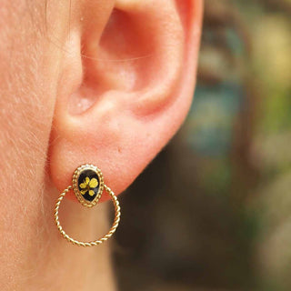 Boucles d'oreille en acier inoxydable doré avec inclusion de fleur de carotte sauvage dans de la résine noire - bijou fleur