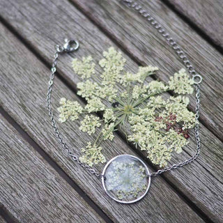 Bracelet rond en acier inoxydable argenté avec fleurs de carotte sauvage dans de la résine - Bijoux vraies fleurs Clermont