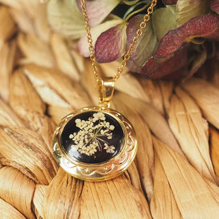 Médaillon en acier inoxydable doré avec inclusion de fleur de carotte sauvage dans de la résine noire - collier fleur