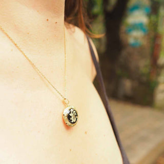 Médaillon en acier inoxydable doré avec inclusion de fleur de carotte sauvage dans de la résine noire - collier fleur