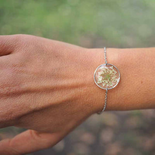 Bracelet rond en acier inoxydable argenté avec fleurs de carotte sauvage dans de la résine - Bijoux vraies fleurs à Clermont