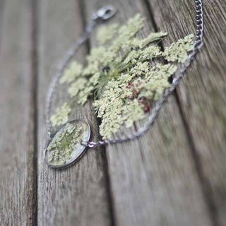 Bracelet rond en acier inoxydable argenté avec fleurs de carotte sauvage dans de la résine - Bijoux vraies fleurs Clermont