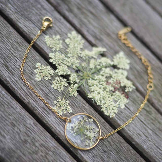 Bracelet rond en acier inoxydable doré avec inclusion de fleur de carotte sauvage dans de la résine transparente - bijou fleur