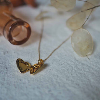 Médaillon losange en acier inoxydable avec inclusion de fleurs d'alysse dans de la résine blanche ouvert - collier fleur