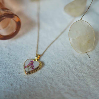 Médaillon losange en acier inoxydable avec inclusion de fleurs d'alysse dans de la résine blanche - collier fleur