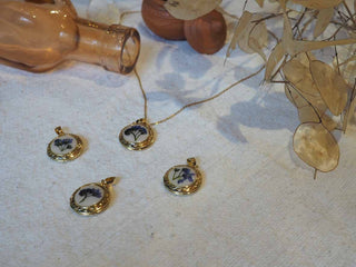 4 Médaillon Myosotis en acier inoxydable doré avec fleurs de myosotis bleues sur fond blanc - collier vraies fleurs Clermont
