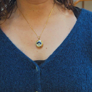 Médaillon Myosotis en acier inoxydable doré avec fleurs de myosotis bleues sur fond blanc - Bijoux vraies fleurs Clermont