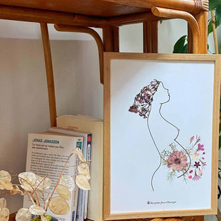 Tableau Herbier d'une femme enceinte en fleurs d'Auvergne dans les tons roses - cadre fleurs