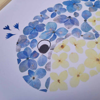 Tableau herbier pour chambre d'enfant représentant une petite baleine bleue et blanche en fleurs séchées - cadre fleurs