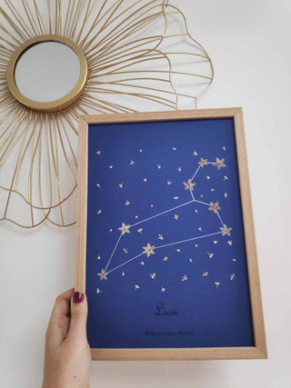 Tableau herbier représentant une constellation du zodiaque du Lion personnalisable - cadre fleurs