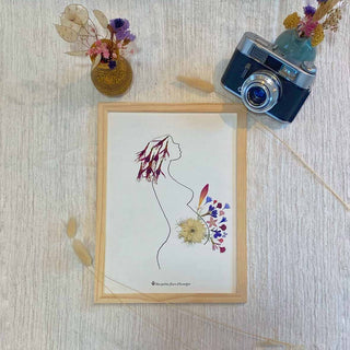 Tableau Herbier d'une femme enceinte en fleurs d'Auvergne dans les tons rouge, jaune et violet - cadre fleurs