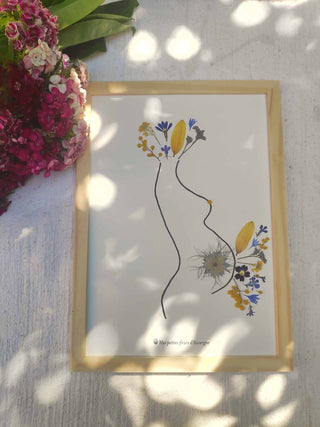 Tableau Herbier d'une femme enceinte en fleurs d'Auvergne dans les tons violet et jaune - cadre fleurs
