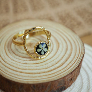 Bague dorée créée sur mesure avec une vraie fleur
