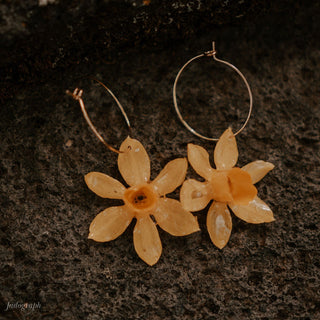Créoles d'oreilles en vraies fleurs de jonquilles jaunes - Shooting photo Jadograph