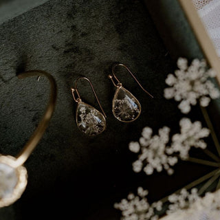 Boucles d'oreilles gouttes en laiton doré en fleurs de carotte sauvage dans de la résine - Photo d'Anais Champion - bijou fleur