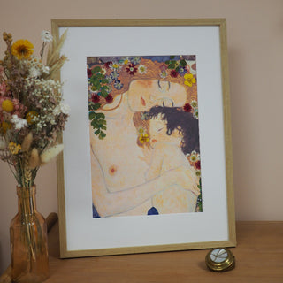 Adaptation Klimt l mère et l'enfant avec de vraies fleurs d'Auvergne