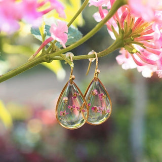 Boucles d'oreilles petites gouttes à crochets dorées en vraies fleurs d'alysse