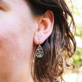 Boucles d'oreilles petites gouttes dorées en vraies fleurs d'alysse portées - Clermont