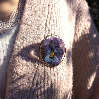 Bijoux vraies fleurs à Clermont - Broche fleur de pensée bleue