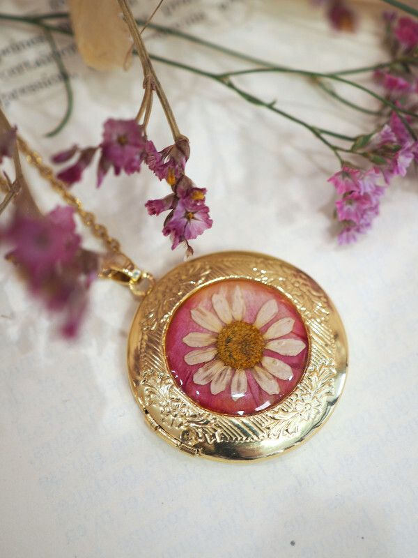 collier avec fleur de camomille transformation de bouquet de mariée