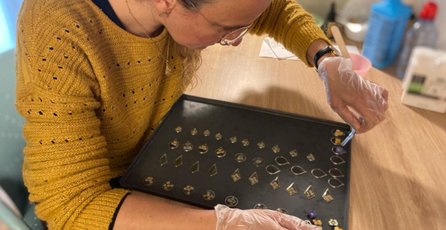 Création de bijoux en vraies fleurs séchées d'Auvergne